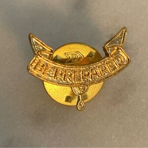 Be Prepared pin, gold tone, unisex, new in bag